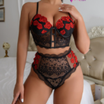 طقم شيفون ودانتيل موّرد بالأحمر